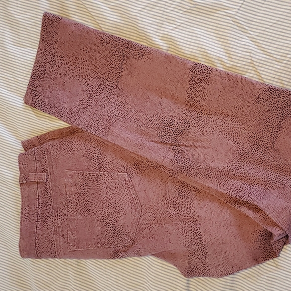 Soho soft denim sz 12 mauve/black animal print jeans. No flaws - Picture 11 of 11